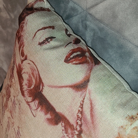 Mis Marilyn Personalized Accent pillow - Picture 2 of 3